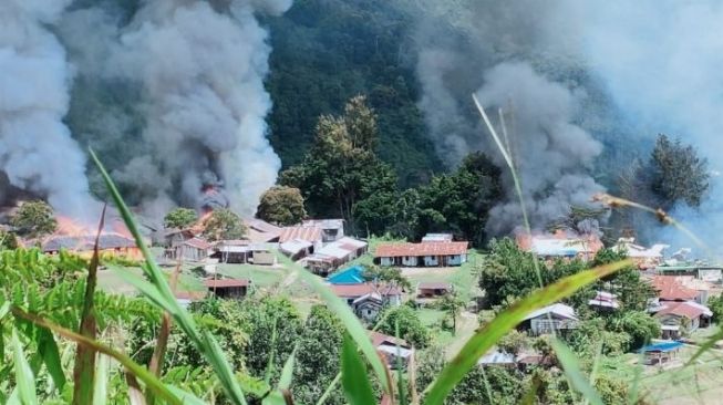 Sejumlah bangunan terbakar di Kiwirok, Kabupaten Pegunungan Bintang, Papua, Senin 13 September 2021 [KabarPapua.co / Dokumentasi Humas Polda Papua]