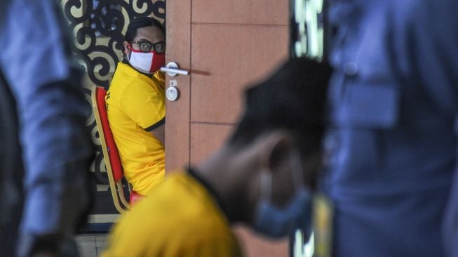 Tersangka dihadirkan saat pengungkapan tindak pidana jasa pembuatan sertifikat vaksin COVID-19 palsu di Aula Ditlantas Polda Jabar, Bandung, Jawa Barat, Selasa (14/9/2021).  ANTARA FOTO/Raisan Al Farisi