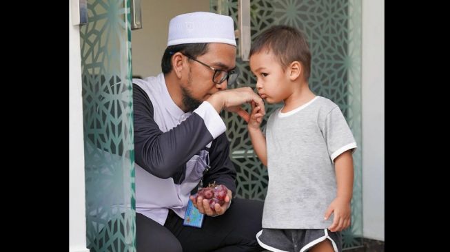 Momen Kiano Cium Tangan Ustaz Adi Hidayat Disorot, Netizen: Semoga Kiano Hapal Alquran