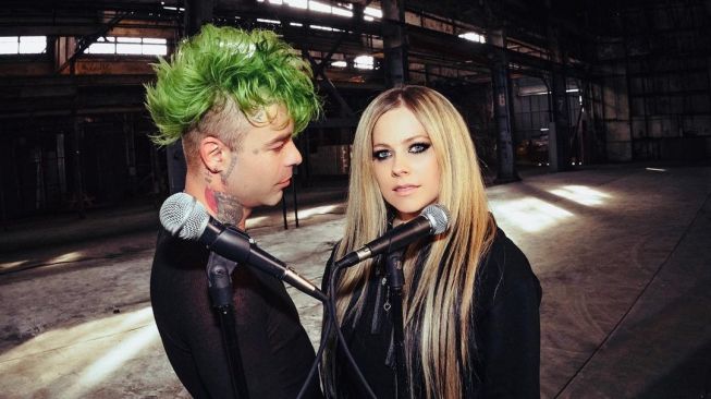 9 Potret Kebersamaan Avril Lavigne dan Pacar, Makin Sering Pamer Kemesraan