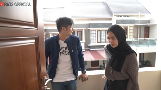 Potret rumah baru Teuku Ryan. (YouTube/Ricis Official)