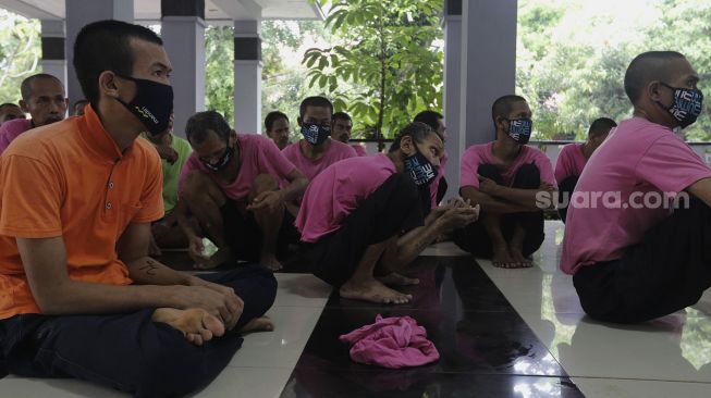 Sejumlah orang dengan gangguan jiwa (ODGJ) mengantre untuk mendapatkan vaksinasi COVID-19 di Panti Sosial Bina Insan Bangun Daya 2, Cipayung, Jakarta, Selasa (14/9/2021). [Suara.com/Angga Budhiyanto]