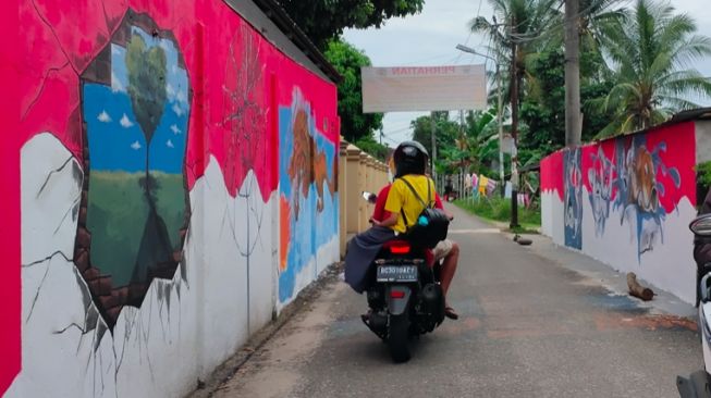 Saat Seni Mural Diawasi, Warga Palembang Jadikan Mural Wisata Swafoto