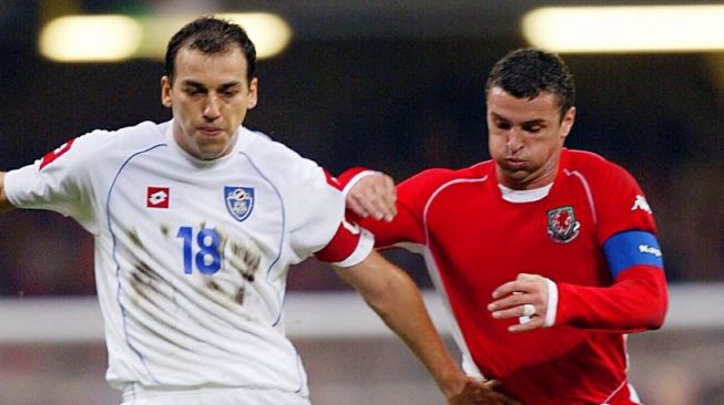 Pemain timnas Wales Garry Speed (kanan) berebut bola dengan pemain Serbia, Darko Kovacevic (kiri) selama pertandingan kualifikasi Euro 2004 di stadion Millenium di Cardiff, 11 Oktober 2003.FOTO AFP Nicolas ASFOURI.NICOLAS ASFOURI / AFP.