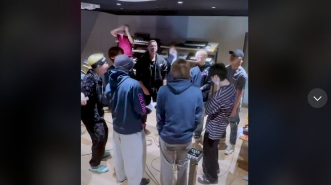 Bocoran kolaborasi Coldplay dan BTS. [TikTok/bts_official_bighit]