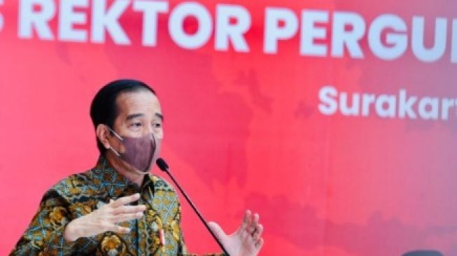 Jokowi Ceritakan Banyak Mahasiswa UGM Kena Tipes Usai Makan di Warung, Soroti Penyebabnya