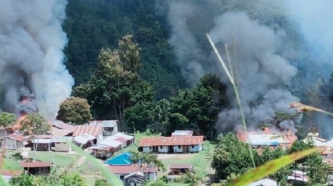 Pembakaran puskesmas dan rumah tenaga kesehatan di Papua [Foto: Antara]