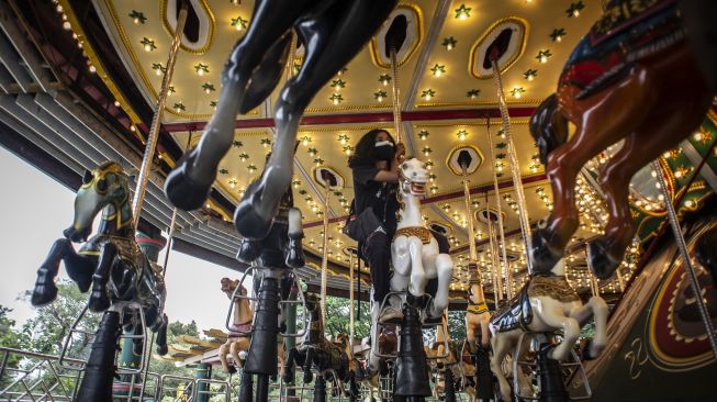 Wisatawan menaiki wahana Turangga-rangga di Dufan, Taman Impian Jaya Ancol, Jakarta, Selasa (14/9/2021).  ANTARA FOTO/Aprillio Akbar
