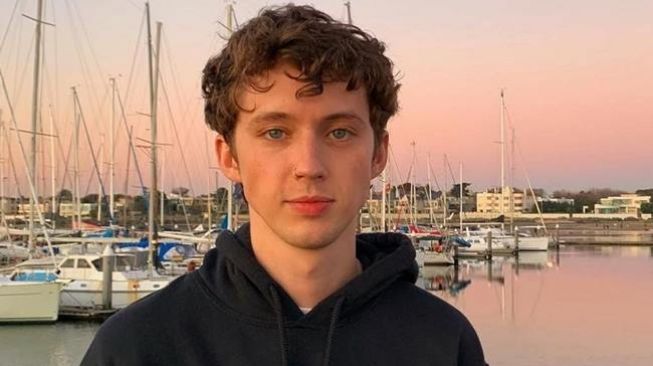 Nyentrik Pakai Gaun Seksi, Penampilan Troye Sivan di Met Gala 2021 Curi Atensi