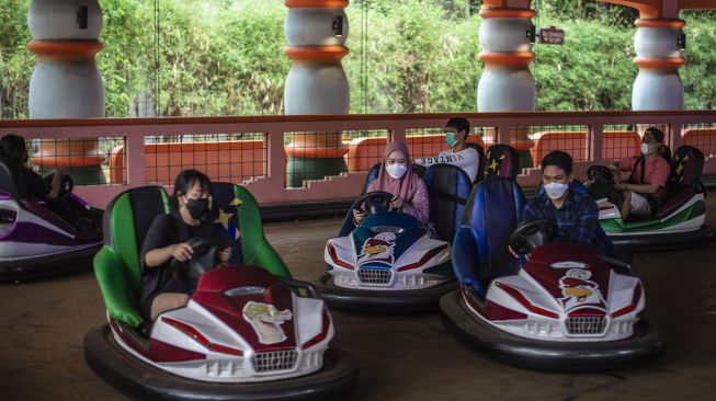 Wisatawan menaiki wahana Bumper Cari di Dufan, Taman Impian Jaya Ancol, Jakarta, Selasa (14/9/2021). ANTARA FOTO/Aprillio Akbar