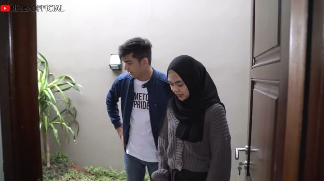 Potret rumah baru Teuku Ryan. (YouTube/Ricis Official)