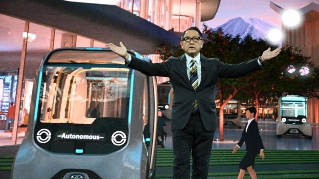 Presiden dan CEO Toyota Akio Toyoda saat presentasi prototipe "kota" masa depan di atas lahan seluas 175 hektar di kaki Gunung Fuji di Jepang, dan purwarupa Toyota e-Palette di pameran Consumer Electronics Show (CES) 2020 di Las Vegas , Nevada, Amerika Serikat (6/1/2020) [AFP/Robyn Beck].