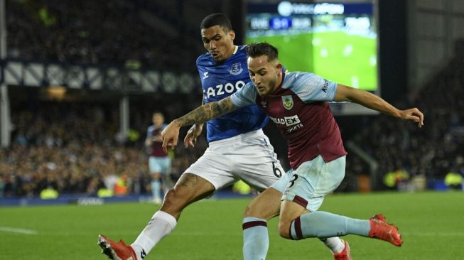 Gelandang Everton asal Brasil, Allan (kiri) bersaing dengan gelandang Burnley, Josh Brownhill (kanan) selama pertandingan sepak bola Liga Inggris antara Everton vs Burnley di Goodison Park di Liverpool, Inggris barat laut pada 13 September 2021.Oli SCARFF / AFP.