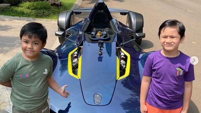 Rafathar bergaya di depan mobil mirip F1 (Instagram)