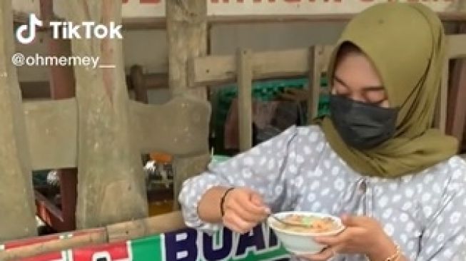 Viral Anak Ditidurkan di dalam Jok Motor. (TikTok)