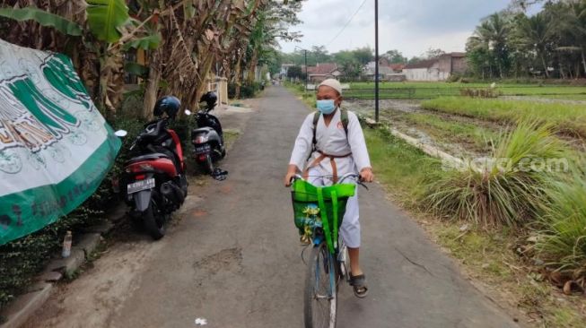 Virak di TikTok: Aditya Saiful Anam dan Sulastri ditemui di rumahnya, Selasa (14/9/2021). [Suara.com/Bob Bimantara Leander]