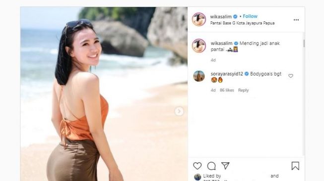 Wika Salim di Pantai (Instagram @wikasalim)