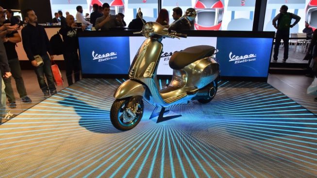 Vespa Elettrica di booth Piaggio Group dalam gelaran EICMA 2016 di Milan, Italia [AFP/Giuseppe Cacace]