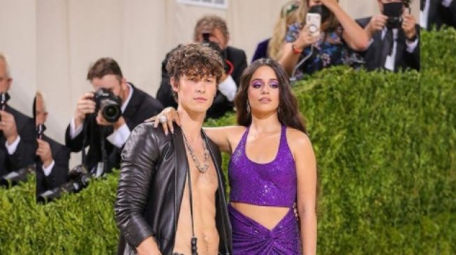 Shawn Mendes dan Camila Cabello menghadiri Met Gala 2021[Instagram/@justjared]