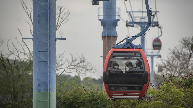 Wisatawan menaiki kereta gantung di Taman Impian Jaya Ancol, Jakarta, Selasa (14/9/2021). ANTARA FOTO/Aprillio Akbar
