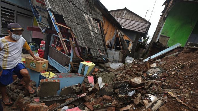 Berpelukan Tertimbun Rumah Roboh, Detik-detik Bayi di Kalideres Susul Ibunya Tewas