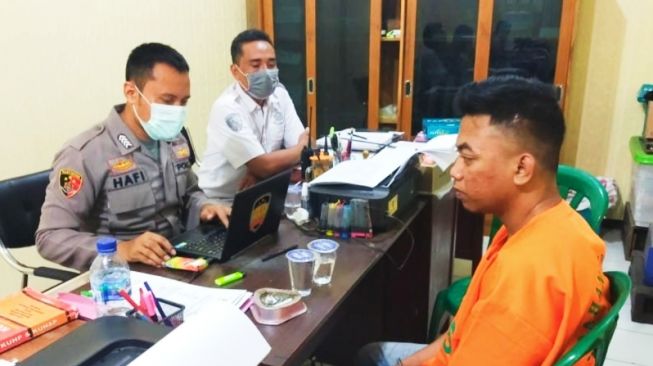 Habis Potong Rambut, Pria Jember Ini Tak Bayar Malah Sabetkan Kujang Malak Duit