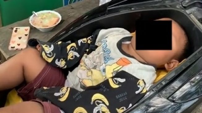 Viral Anak Ditidurkan di dalam Jok Motor. (TikTok)