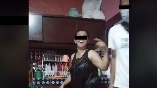 Suami nyosor peluk istri sepulang kerja (tiktok)