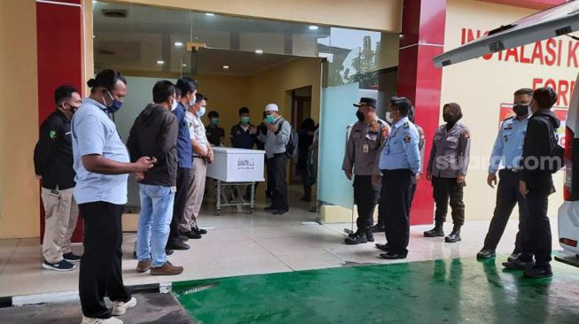 Salah satu jenazah korban kebakaran Lapas Tangerang yang telah teridentifikasi diserahkan pihak tim DVI Polri kepada pihak keluarga di Instalasi Kedokteran Forensik RS Polri Kramat Jati, Jakarta Timur, Selasa (14/9/2021). [Suara.com/Yaumal Asri Adi Hutasuhut]