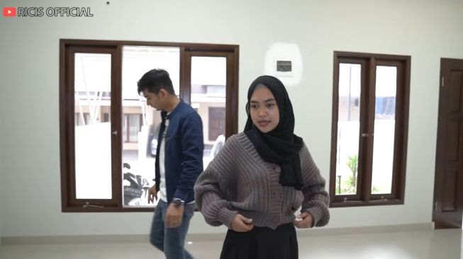 Potret rumah baru Teuku Ryan. (YouTube/Ricis Official)