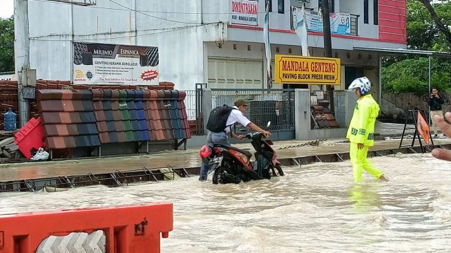 Kawasan Terminal Mandala Terendam Banjir; Banyak Kendaraan Mogok