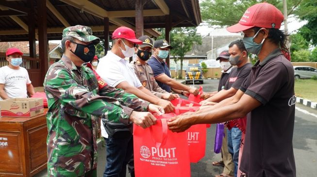 Pekan Kedua Baksos PWKT Peduli Sesama, 1000 Paket Sembako Ditebar