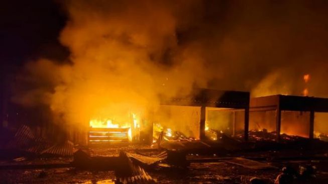Puluhan Kedai Permanen Terbakar di Pasar Baso
