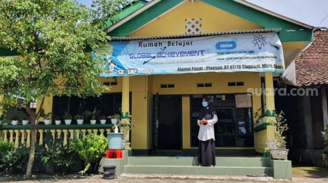 Khoiry Nuria Widyaningrum (36) Guru SD Negeri Jetisharjo, menunjukkan rumahnya, Rabu (15/9/2021), yang sempat digunakan Menteri Nadiem untuk menginap semalam. - (SuaraJogja.id/Hiskia Andika)