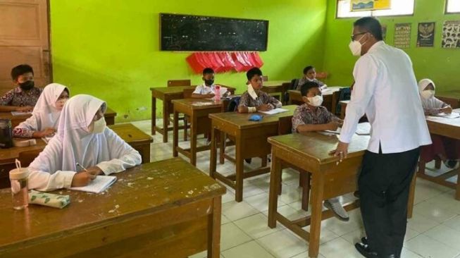 Tinjau Pelaksanaan PTM, Bupati Ciamis Jadi Sasaran Curhat Anak SD