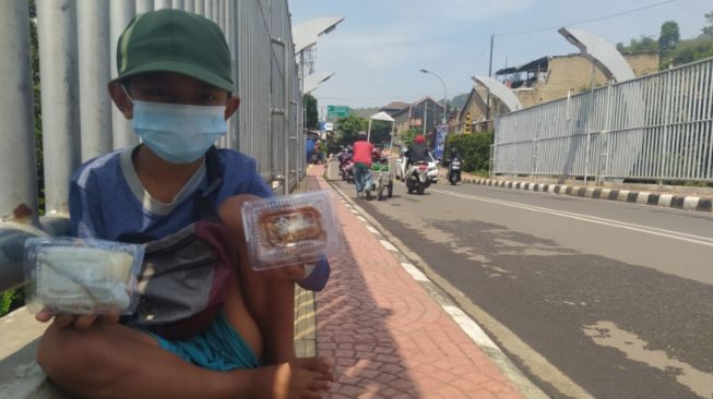 Korbankan Indahnya Masa Kecil, Bocah Ini Pilih Jualan Pisang untuk Bantu Nenek