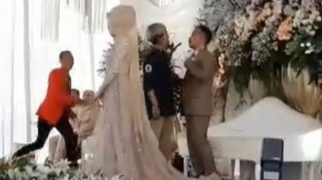 Fotografer Rusuh Nyaris Jotos Pengantin Pria di Pelaminan. (TikTok)