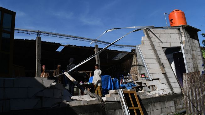 Warga melihat bangunan rumah yang ambruk akibat angin puting beliung di Desa Kedungrejo, Kecamatan Balerejo, Kabupaten Madiun, Jawa Timur, Rabu (15/9/2021). ANTARA FOTO/Siswowidodo