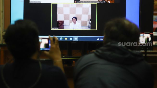 Suasana jalannya sidang narkoba Musisi Erdian Aji Prihartanto atau Anji Drive yang digelar secara virtual di Pengadilan Negeri Jakarta Barat, Rabu (15/9/2021). [Suara.com/Alfian Winanto]