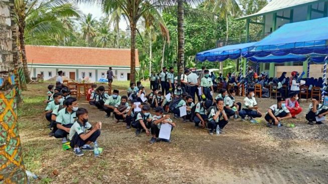 PTM Banyuwangi, Wali Murid Banyak yang Mengeluhkan Seragam Anak Kekecilan