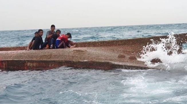 Tim SAR menyelamatkan penumpang kapal motor Elang Laut yang terbalik di Perairan Pulau Damar, Kepulauan Seribu, Selasa (14/9/2021). [Instagram@kansar_jakarta]