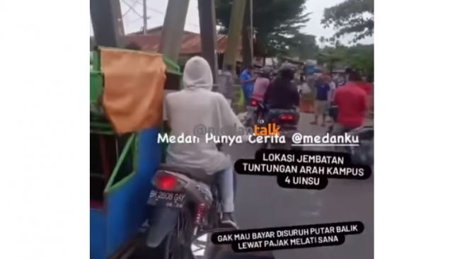 Aksi pungli yang memaksa pemotor untuk membayar jika ingin melintas di jembatan viral (Instagram)