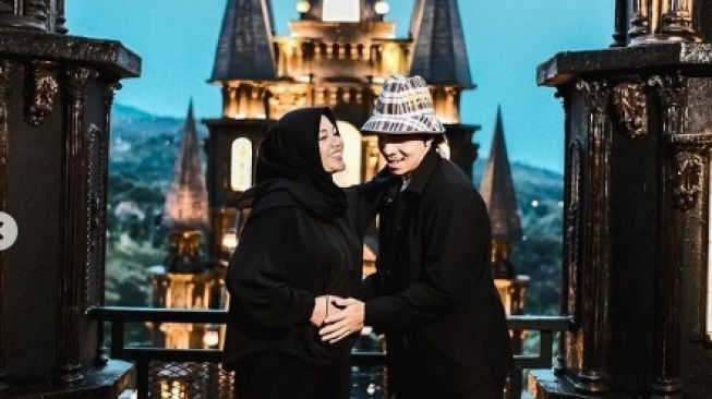 Atta Halilintar dan Aurel Hermansyah Pergi Babymoon ke Bandung