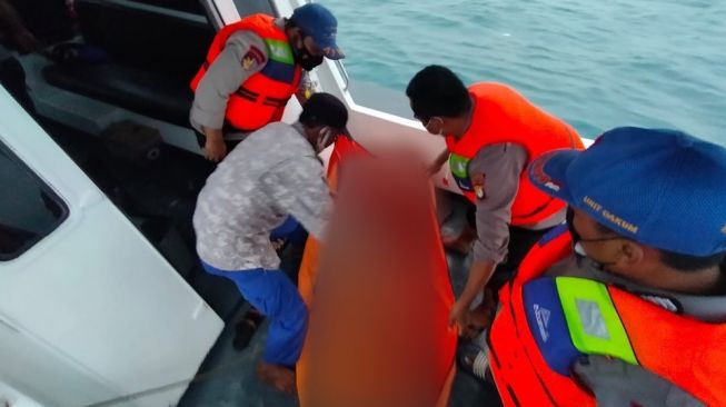 Tim SAR mengevakuasi jenazah penumpang kapal motor Elang Laut yang terbalik di Perairan Pulau Damar, Kepulauan Seribu, Selasa (14/9/2021). [Instagram@kansar_jakarta]