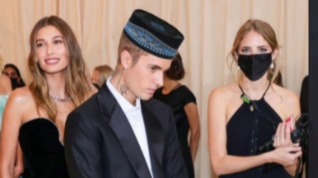Viral Foto Justin Bieber Pakai Peci dan Sarung Saat Acara Met Gala 2021, Netizen: Mualaf?