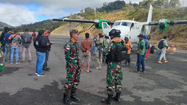 Sejumlah petugas gabungan bersiap melakukan evakuasi kecelakaan pesawat kargo Rimbun Air Cargo seri Twin Otter 300 PK-OTW di Intan Jaya, Papua, Rabu (15/9/2021).  ANTARA FOTO/HO/Dok Humas Polda Papua