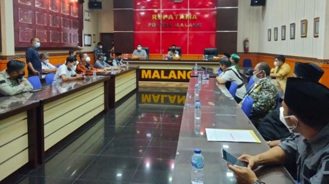 Kapolres Malang AKBP Raden Bagoes Wibisono audiensi bersama Ormas Malang Bersatu terkait konten Youtube pasangan gancet, Rabu (15/9/2021). [Suara.com/Bob Bimantara Leander]