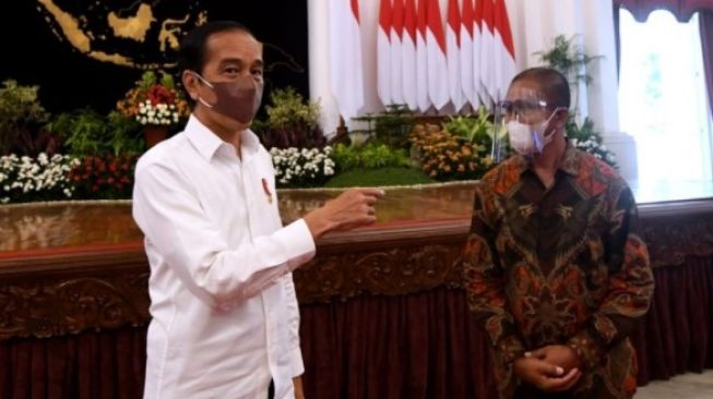 Presiden Jokowi Ketemu Suroto, Peternak Ayam Petelur yang Bentangkan Spanduk di Blitar