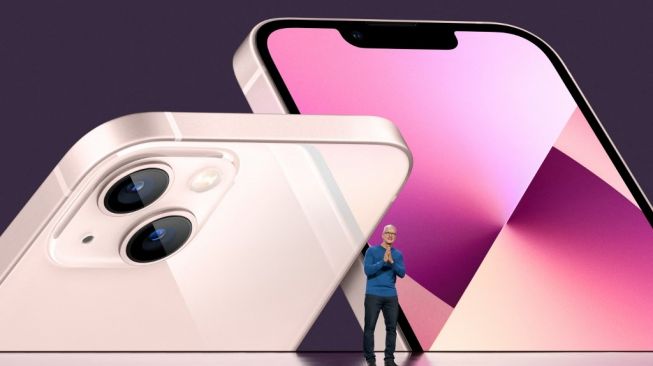 CEO Apple, Tim Cook melunurkan iPhone 13 di California, AS pada Rabu dini hari (15/9/2021). Tampak iPhone 13 masih menggunakan poni untuk menyimpan kamera depan. [AFP/Apple]