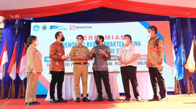 Menteri Pendidikan, Kebudayaan, Riset dan Teknologi Republik Indonesia Nadiem Anwar Makarim (ketiga kanan) berdiskusi dengan Walikota Surakarta Gibran Rakabuming Raka (ketiga kiri) dan Head of Corporate Communications Astra Boy Kelana Soebroto (kedua kiri) seusai peresmian revitalisasi & pendampingan SMK Negeri 2, 5, dan 6 Surakarta (13/9/2021) [Astra International Tbk.,].